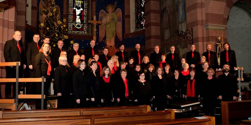 Weihnachtskonzert der VielHarmonie Brausende Orgelklänge, schmetternde Bläser, hymnische Chorgesänge, festliches Geläut – so ist die Musik zur Weihnachtszeit. Und die VielHarmonie stellt sich seit ihrer Gründung die Aufgabe zwischen Weihnachten und Silvester ein richtiges Weihnachtskonzert darzubieten. Vor drei Jahren durften die beiden Kinderchöre und der Erwachsenenchor dieses rührigen Chorvereins echte Weihnachtsfreude und die frohe Botschaft des Engels verkünden, dann war Ruhe angesagt. Corona hatte auch diese freudigen Festveranstaltungen im eisernen Griff der Distanz- und Isolationsregeln. Nun ist es wieder so weit. Der Vorverkauf ist gestartet Bliesen. Die VielHarmonie lädt herzlich für Freitag, 30. 12. 2022, 18 Uhr zum jährlichen Weihnachtskonzert in die Pfarrkirche St. Remigius Bliesen, den so genannten Bliestaldom ein. Der Erwachsenenchor der VielHarmonie unter Chorleiter Bernd Bachmann hat weihnachtliche Chormusik aus verschiedenen Epochen im Programm. Dabei bildet der zeitgenössische Komponist John Rutter aus London einer der Schwerpunkte dieses Konzerts. Von ihm interpretiert die VielHarmonie das „Te Deum“ in englischer Sprache und das „Weihnachts-Wiegenlied“ in einer deutschen Textübertragung. Rutter gilt gegenwärtig als einer der bedeutendsten und populärsten Komponisten von Chor- und Kirchenmusik. Musikalisch kann er der Postmoderne zugeordnet werden. Sein Stil wurzelt in der Tradition der englischen Chor- und Kathedralmusik und entwickelt diese weiter – auch unter Einbeziehung von Elementen des Jazz und der Popmusik. Seine Musik zeichnet sich durch suggestive Klänge und eingängige Melodien aus. Eine vielschichtige Harmonik und Rhythmik und ein melodischer Erfindungsreichtum geben Rutters Musik suggestive Kraft. Dabei werden auch textliche und melodische Zitate aus weit zurückliegenden Epochen eingearbeitet. Die Orgelbegleitung übernimmt, wie bereits in vorangegangenen Konzerten Thomas Layes, weiter begleitet der Trompeter Leo Bachmann gemeinsam mit dem Blechbläserensemble „Momberg Brass & Friends“. Für das Rutter-Te Deum ergänzen Pauken und Percussions das Orchester. Dazu singt die VielHarmonie auch Weihnachtsmusik deutscher Komponisten. Unter anderem erklingt von Joseph Ignaz Schnabel der Hymnus „Transeamus usque Bethlehem“ oder von Michael Praetorius „Es ist ein Ros entsprungen“. Gemeinsam mit den beiden Kinderchören wird vom selben Komponisten der so genante „Quempas“ gesungen. Der Quempas ist eine frühneuzeitliche Zusammenstellung von drei lateinischen Weihnachtsliedern, nämlich Quem pastores laudavere und Nunc angelorum gloria, zu denen eine Erweiterung („Tropus“) auf die Melodie von Resonet in laudibus tritt. Seit dem 16. Jahrhundert sind deutsche Fassungen belegt. Die bekannteste wurde diejenige bei Michael Praetorius, Musae Sioniae 1607, mit dem deutschen Texten „Den die Hirten lobeten sehre“ von Matthäus Ludecus und „Heut sein die lieben Engelein“ von Nikolaus Herman. In dieser Fassung werden die beiden Lieder strophenweise abwechselnd gesungen, jeweils gefolgt vom Tropus. Die beiden Kinderchöre der VielHarmonie, die „VielHarmonie-Zwerge“ und „VielHarmonie-Kidz“ singen in einem eigenen Auftritt mit ihrer Chorleiterin Martina Veit kindgerecht gesetzte Weihnachtsmusik. Der Eintritt kostet im Vorverkauf regulär 14 Euro, ermäßigt neun Euro, an der Abendkasse dann 15 und zehn Euro. Für Kinder unter sechs Jahren ist der Eintritt frei. Die Eintrittskarten gibt es in Susis Lädchen, Kirchstraße 3 – 7, in Bliesen und bei allen Sängerinnen und Sängern der VielHarmonie. Informationen: www.dievielharmonie.de Text: Volker Peter Bild: Die VielHarmonie beim bisher letzten Weihnachtskonzert 2019, kurz bevor Corona dann für über zwei Jahre Proben und Aufführungen unmöglich machte. Die Sänger freuen sich jetzt, nachdem sie so lange dieses festliche Konzert entbehren mussten, auf ein Wiedersehen mit dem Publikum. Bild: Timo Michel