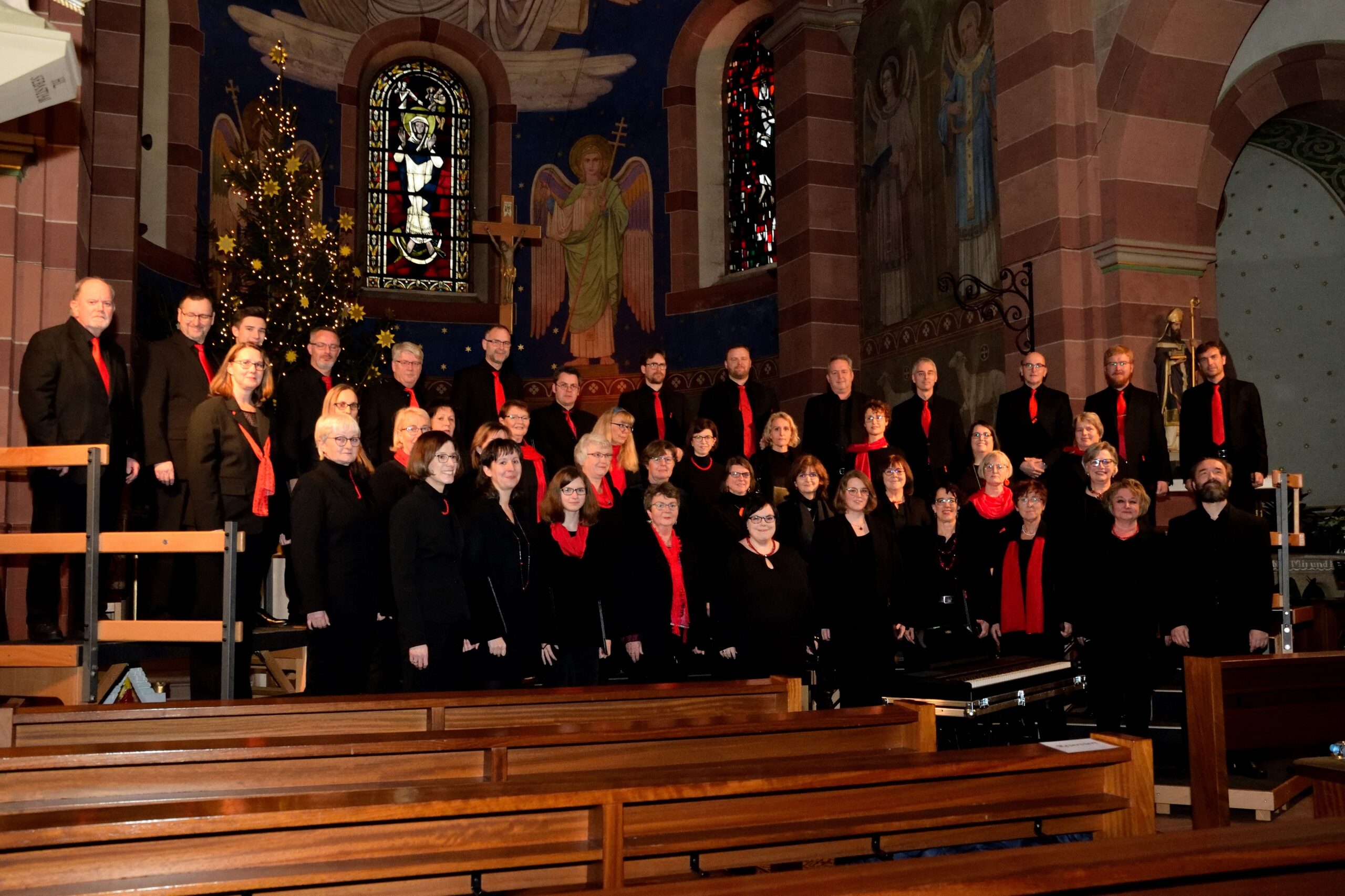 Weihnachtskonzert der VielHarmonie Brausende Orgelklänge, schmetternde Bläser, hymnische Chorgesänge, festliches Geläut – so ist die Musik zur Weihnachtszeit. Und die VielHarmonie stellt sich seit ihrer Gründung die Aufgabe zwischen Weihnachten und Silvester ein richtiges Weihnachtskonzert darzubieten. Vor drei Jahren durften die beiden Kinderchöre und der Erwachsenenchor dieses rührigen Chorvereins echte Weihnachtsfreude und die frohe Botschaft des Engels verkünden, dann war Ruhe angesagt. Corona hatte auch diese freudigen Festveranstaltungen im eisernen Griff der Distanz- und Isolationsregeln. Nun ist es wieder so weit. Der Vorverkauf ist gestartet Bliesen. Die VielHarmonie lädt herzlich für Freitag, 30. 12. 2022, 18 Uhr zum jährlichen Weihnachtskonzert in die Pfarrkirche St. Remigius Bliesen, den so genannten Bliestaldom ein. Der Erwachsenenchor der VielHarmonie unter Chorleiter Bernd Bachmann hat weihnachtliche Chormusik aus verschiedenen Epochen im Programm. Dabei bildet der zeitgenössische Komponist John Rutter aus London einer der Schwerpunkte dieses Konzerts. Von ihm interpretiert die VielHarmonie das „Te Deum“ in englischer Sprache und das „Weihnachts-Wiegenlied“ in einer deutschen Textübertragung. Rutter gilt gegenwärtig als einer der bedeutendsten und populärsten Komponisten von Chor- und Kirchenmusik. Musikalisch kann er der Postmoderne zugeordnet werden. Sein Stil wurzelt in der Tradition der englischen Chor- und Kathedralmusik und entwickelt diese weiter – auch unter Einbeziehung von Elementen des Jazz und der Popmusik. Seine Musik zeichnet sich durch suggestive Klänge und eingängige Melodien aus. Eine vielschichtige Harmonik und Rhythmik und ein melodischer Erfindungsreichtum geben Rutters Musik suggestive Kraft. Dabei werden auch textliche und melodische Zitate aus weit zurückliegenden Epochen eingearbeitet. Die Orgelbegleitung übernimmt, wie bereits in vorangegangenen Konzerten Thomas Layes, weiter begleitet der Trompeter Leo Bachmann gemeinsam mit dem Blechbläserensemble „Momberg Brass & Friends“. Für das Rutter-Te Deum ergänzen Pauken und Percussions das Orchester. Dazu singt die VielHarmonie auch Weihnachtsmusik deutscher Komponisten. Unter anderem erklingt von Joseph Ignaz Schnabel der Hymnus „Transeamus usque Bethlehem“ oder von Michael Praetorius „Es ist ein Ros entsprungen“. Gemeinsam mit den beiden Kinderchören wird vom selben Komponisten der so genante „Quempas“ gesungen. Der Quempas ist eine frühneuzeitliche Zusammenstellung von drei lateinischen Weihnachtsliedern, nämlich Quem pastores laudavere und Nunc angelorum gloria, zu denen eine Erweiterung („Tropus“) auf die Melodie von Resonet in laudibus tritt. Seit dem 16. Jahrhundert sind deutsche Fassungen belegt. Die bekannteste wurde diejenige bei Michael Praetorius, Musae Sioniae 1607, mit dem deutschen Texten „Den die Hirten lobeten sehre“ von Matthäus Ludecus und „Heut sein die lieben Engelein“ von Nikolaus Herman. In dieser Fassung werden die beiden Lieder strophenweise abwechselnd gesungen, jeweils gefolgt vom Tropus. Die beiden Kinderchöre der VielHarmonie, die „VielHarmonie-Zwerge“ und „VielHarmonie-Kidz“ singen in einem eigenen Auftritt mit ihrer Chorleiterin Martina Veit kindgerecht gesetzte Weihnachtsmusik. Der Eintritt kostet im Vorverkauf regulär 14 Euro, ermäßigt neun Euro, an der Abendkasse dann 15 und zehn Euro. Für Kinder unter sechs Jahren ist der Eintritt frei. Die Eintrittskarten gibt es in Susis Lädchen, Kirchstraße 3 – 7, in Bliesen und bei allen Sängerinnen und Sängern der VielHarmonie. Informationen: www.dievielharmonie.de Text: Volker Peter Bild: Die VielHarmonie beim bisher letzten Weihnachtskonzert 2019, kurz bevor Corona dann für über zwei Jahre Proben und Aufführungen unmöglich machte. Die Sänger freuen sich jetzt, nachdem sie so lange dieses festliche Konzert entbehren mussten, auf ein Wiedersehen mit dem Publikum. Bild: Timo Michel