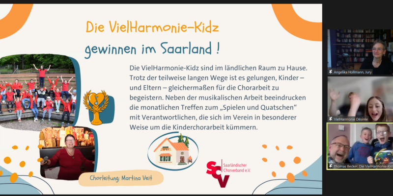 Im Rahmen einer Videoschalte überreicht Angelika Hollmann, Jurymitglied der Deutschen Chorjugend den Kindern und Betreuern des Kinderchores den Preis "Kinderchorland".